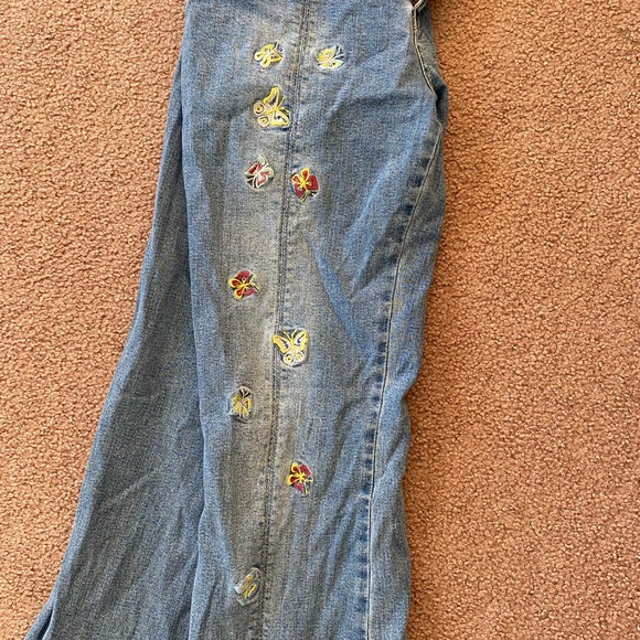 Size 9 low rise light wash stone jeans with butterfly design on right leg - Picture 2 of 4